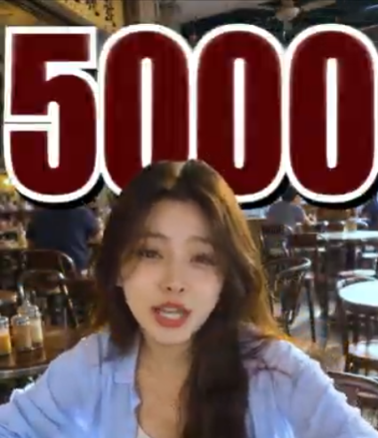 慧琳在温馨的咖啡馆里欢快地分享自己完成了5000步健康生活挑战的心得